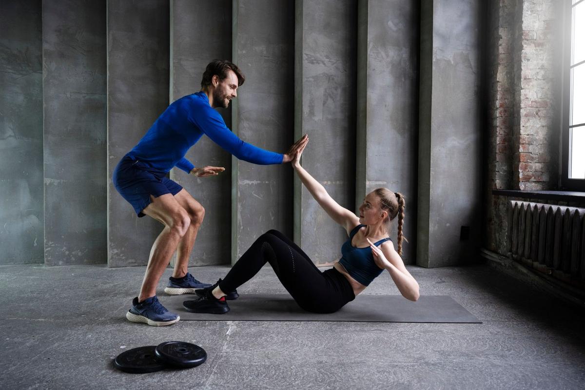 gente-deportiva-tiro-completo-haciendo-ejercicio-dentro.jpg